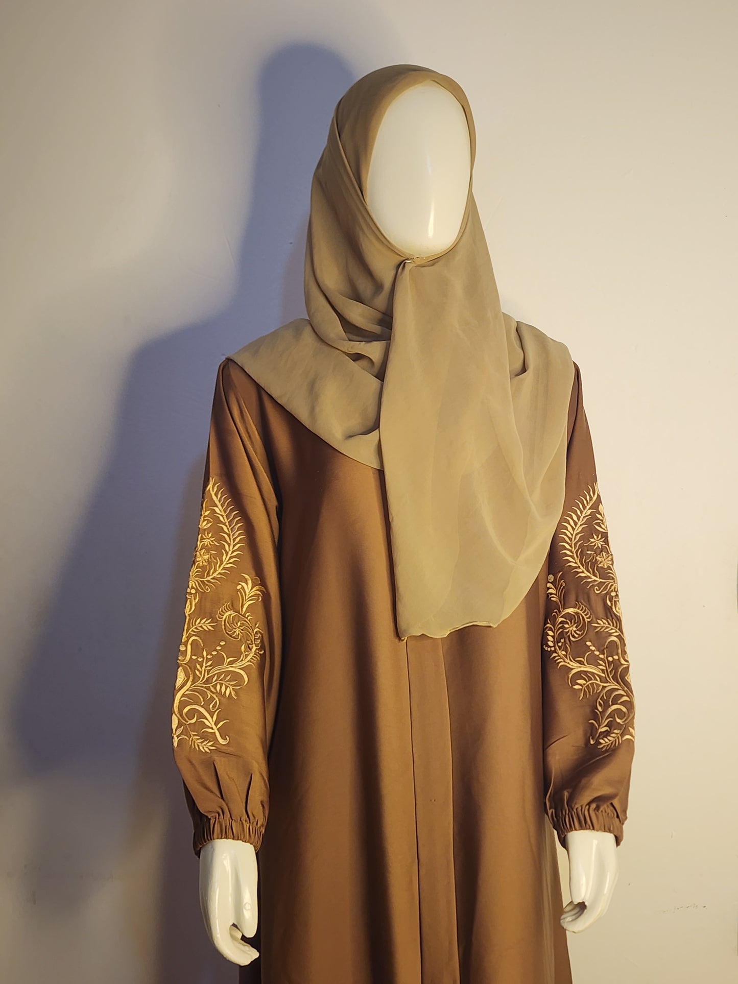 عباية شروق بنية مطرزة بالذهبي